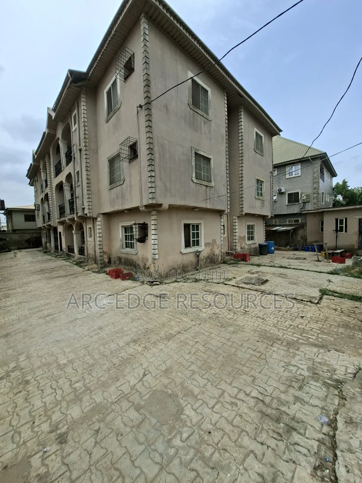 3bdrm Block of Flats in Okota for sale