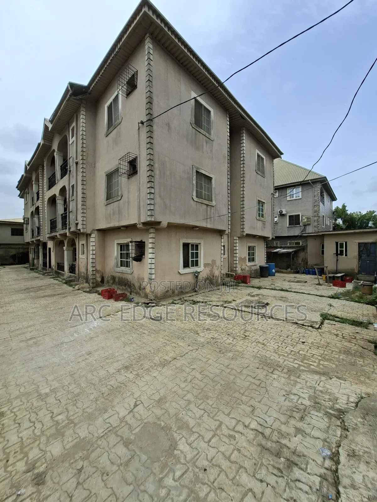 3bdrm Block of Flats in Okota for sale