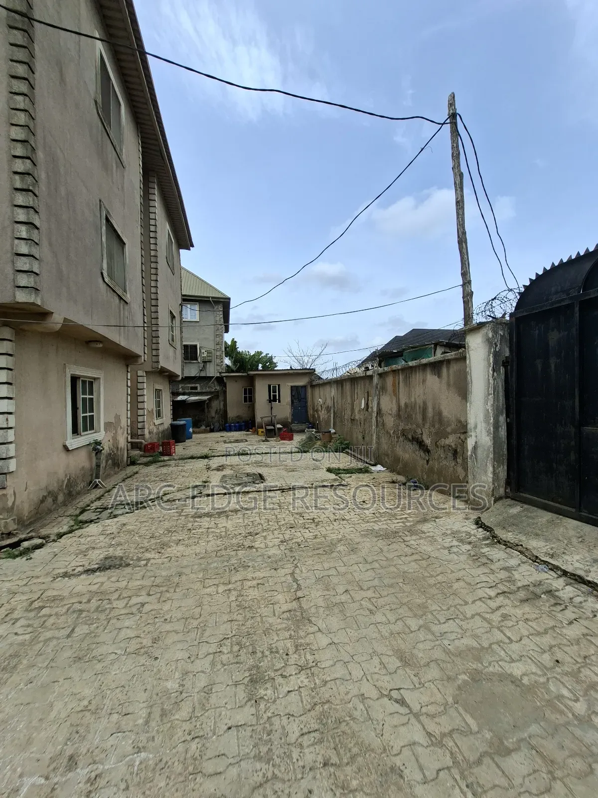 3bdrm Block of Flats in Okota for sale