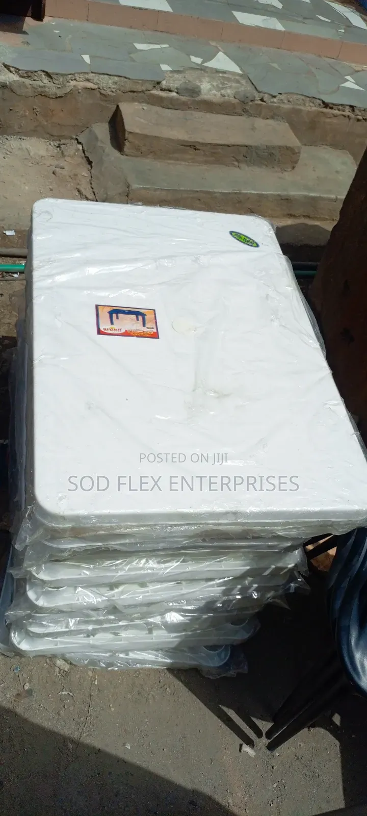 Medium Durable Plastic Table