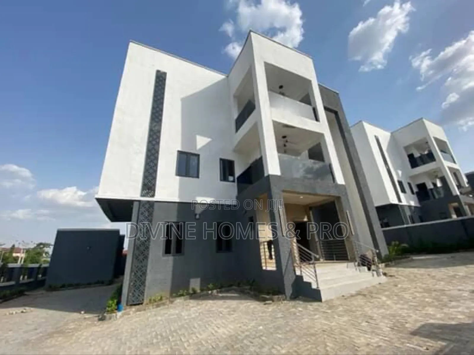 7bdrm Duplex in Kaura for sale