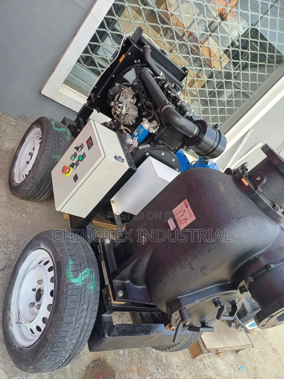 Slugge Non-Clogging Self Priming Pump Input and Output 6"