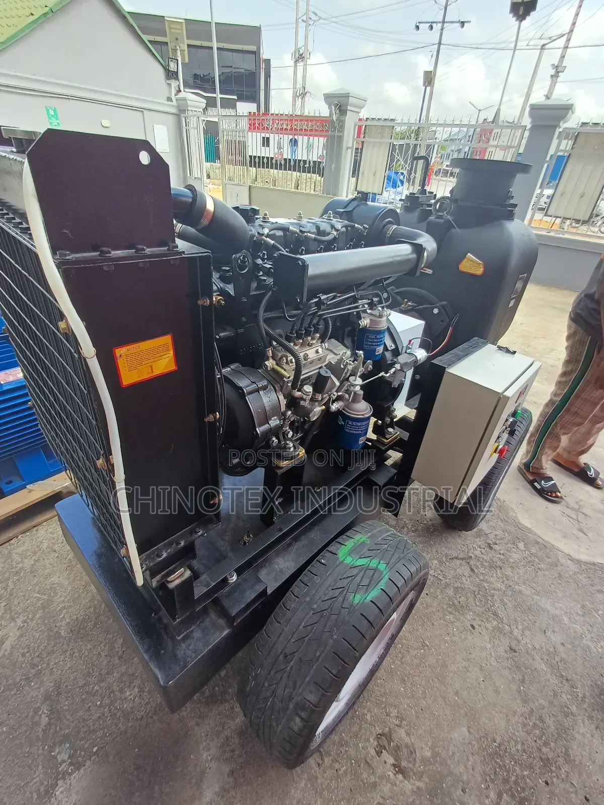 Slugge Non-Clogging Self Priming Pump Input and Output 6"