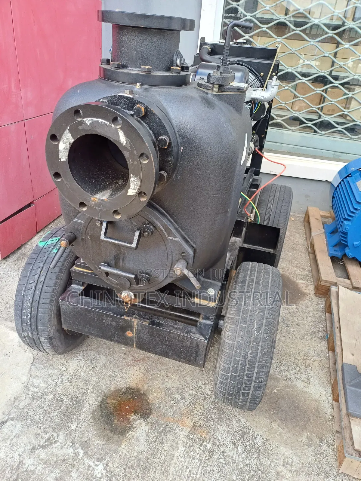 Slugge Non-Clogging Self Priming Pump Input and Output 6"