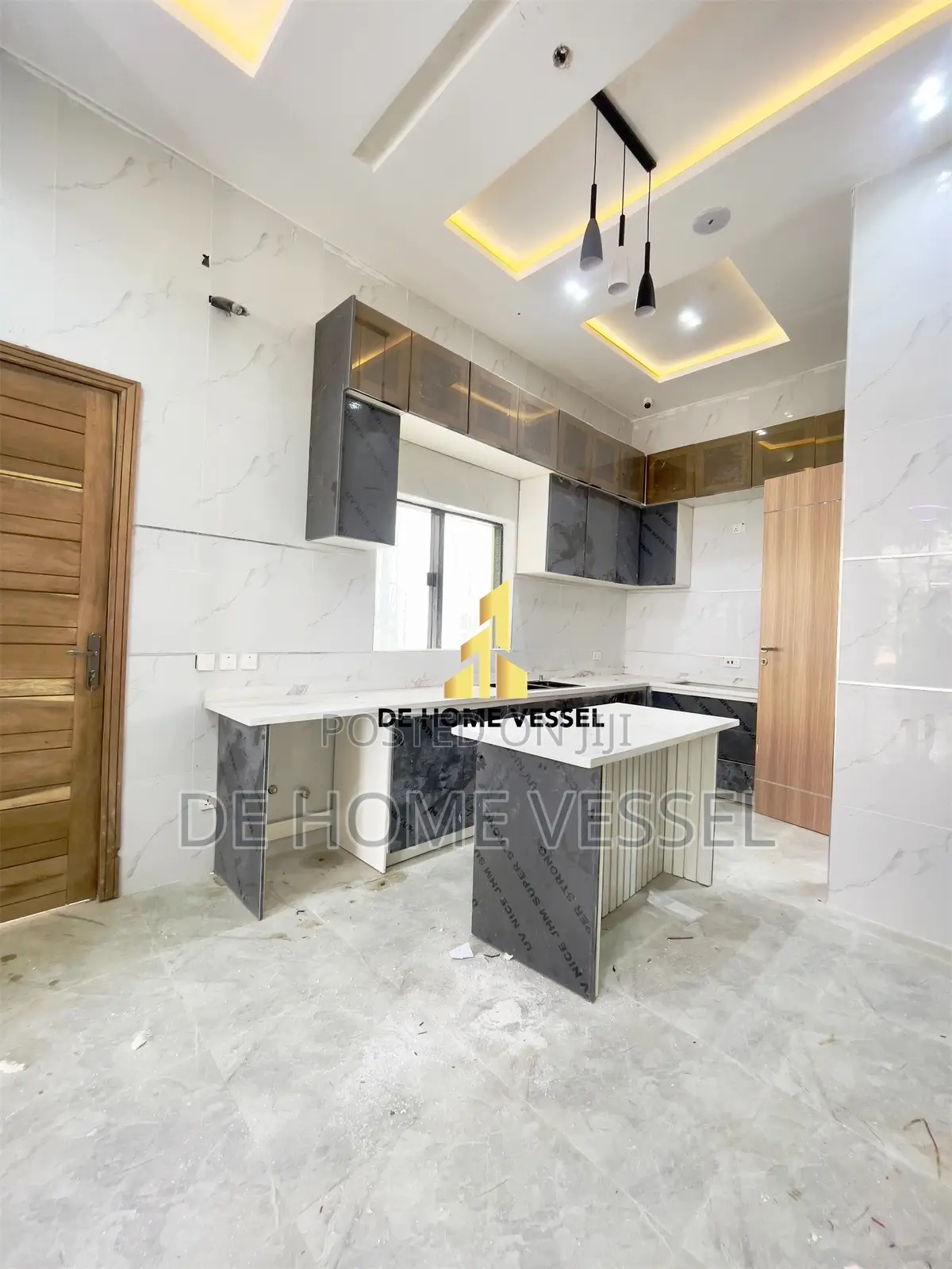 4bdrm Duplex in Chevron for sale