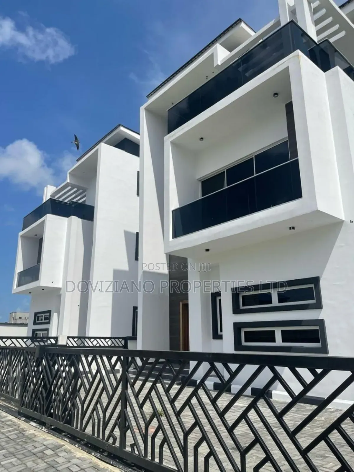 Furnished 5bdrm Duplex in Chevron for sale
