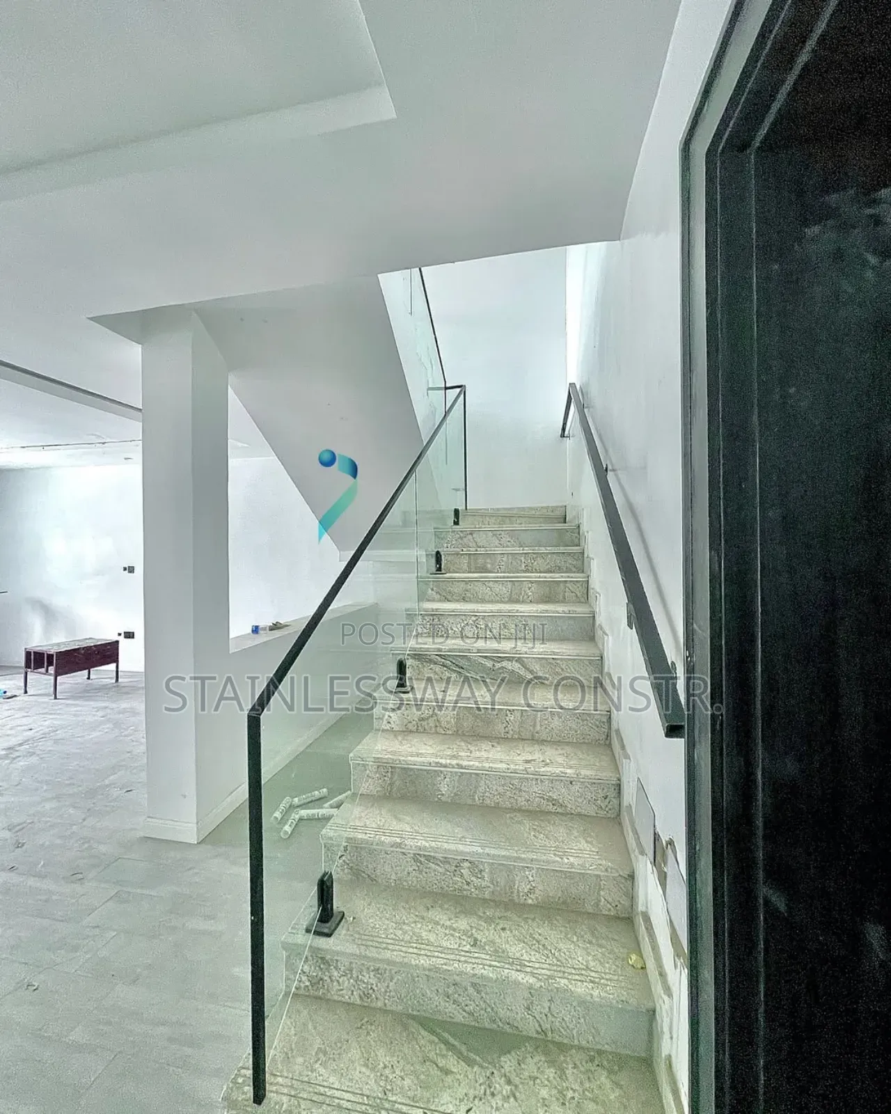 Elegant Glass Railings: Clarity Meets Sophistication