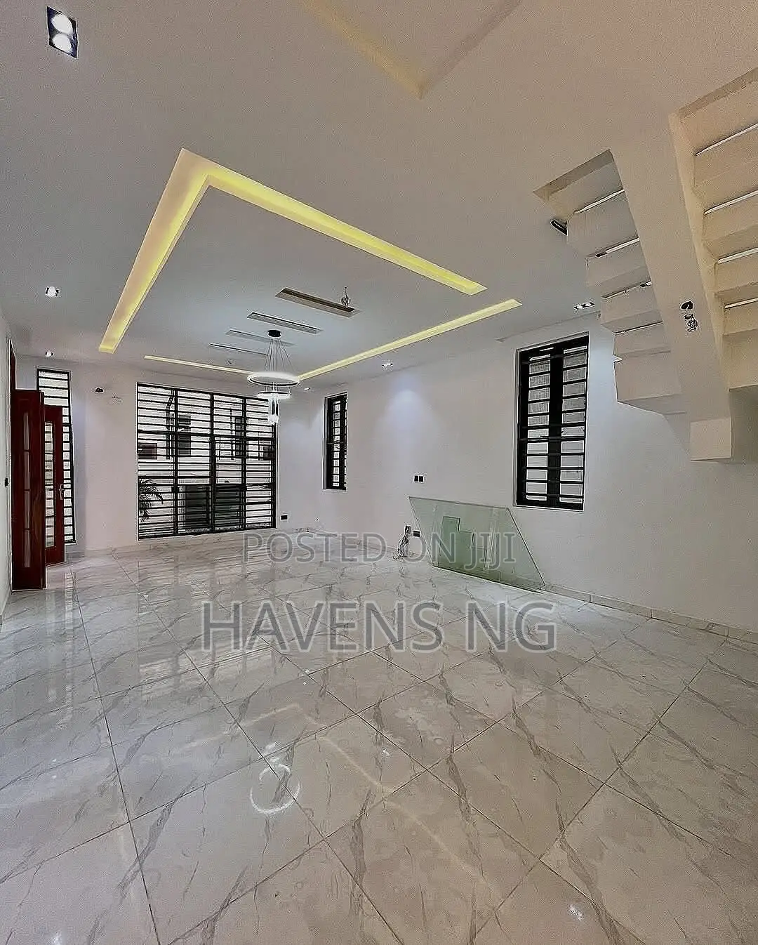 5bdrm Duplex in Chevron for sale