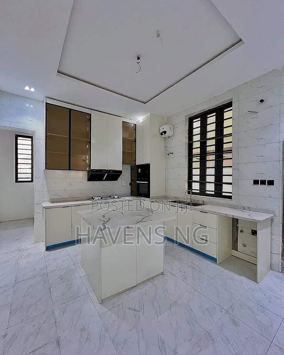 5bdrm Duplex in Chevron for sale