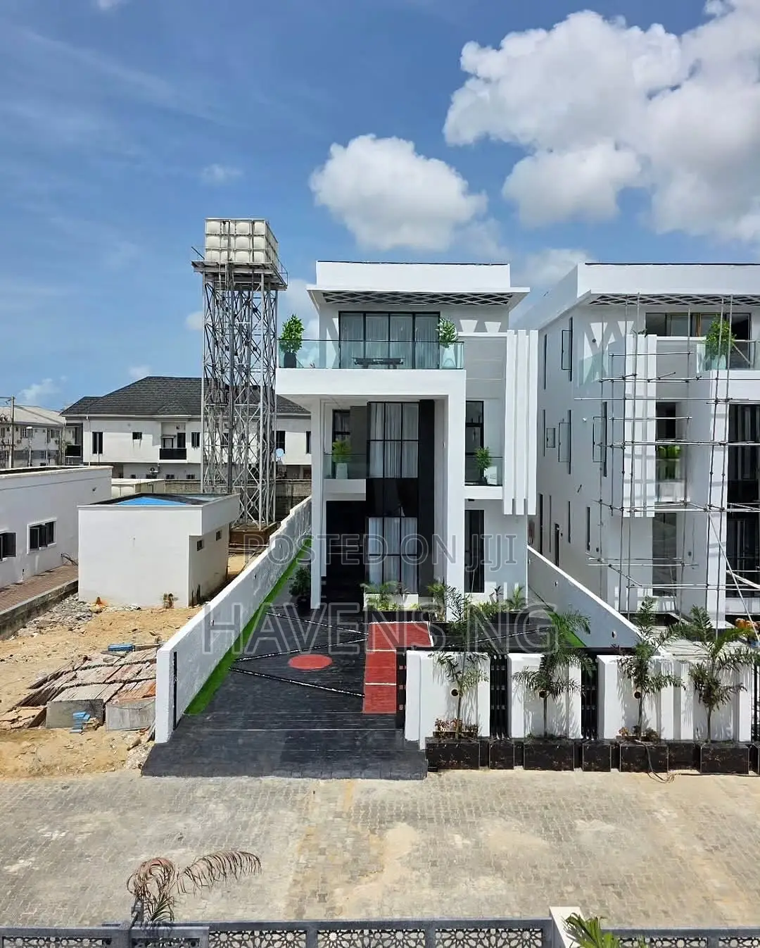5bdrm Duplex in Chevron for sale
