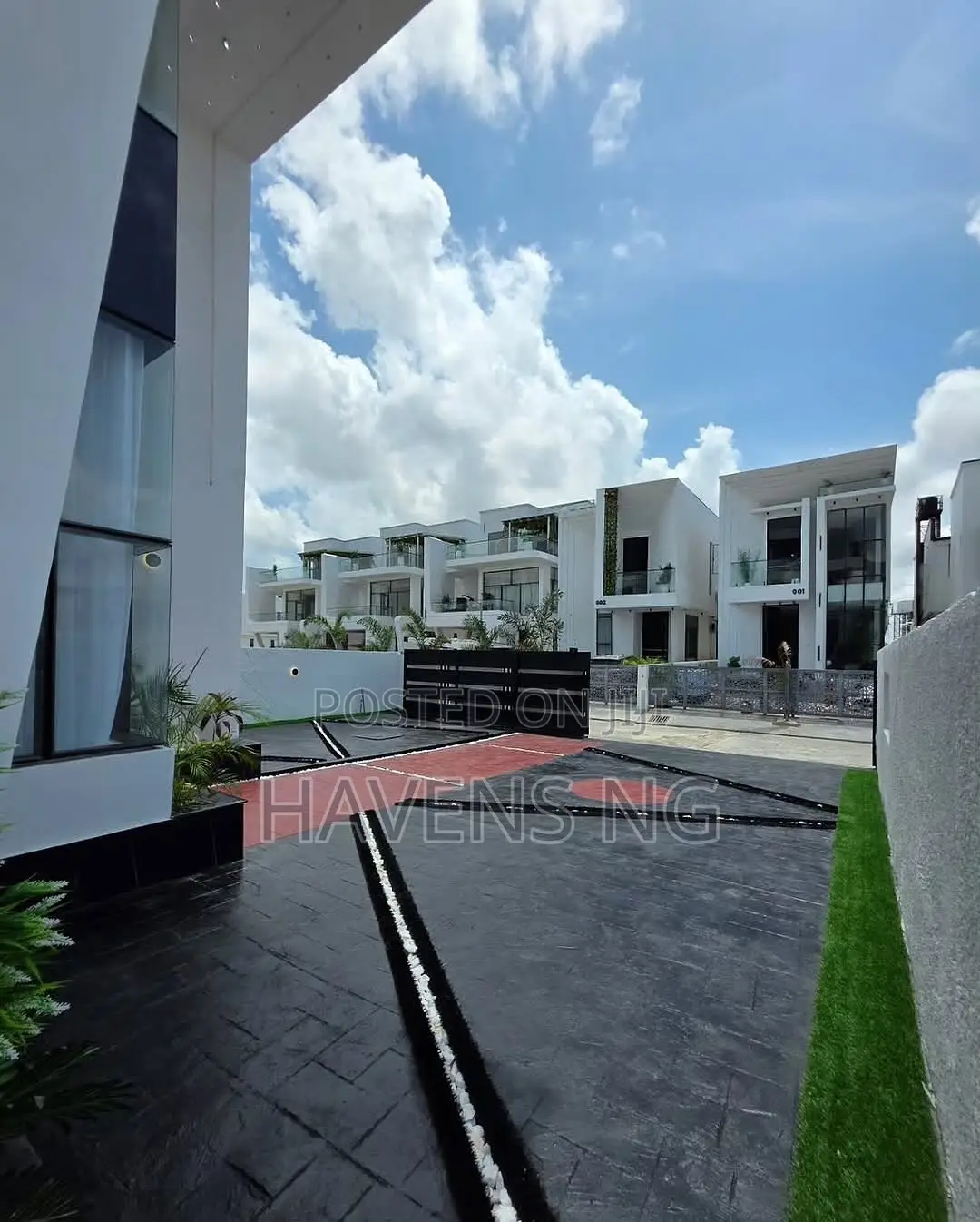5bdrm Duplex in Chevron for sale