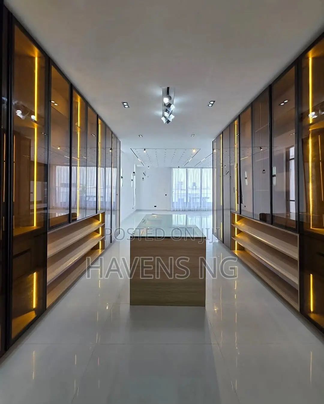 5bdrm Duplex in Chevron for sale