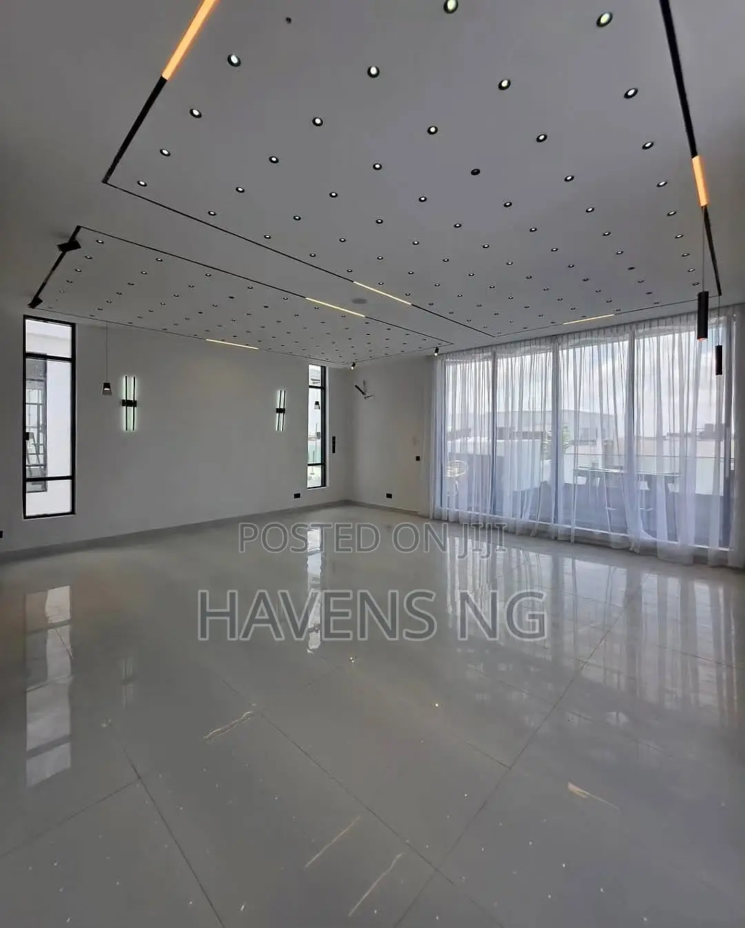 5bdrm Duplex in Chevron for sale