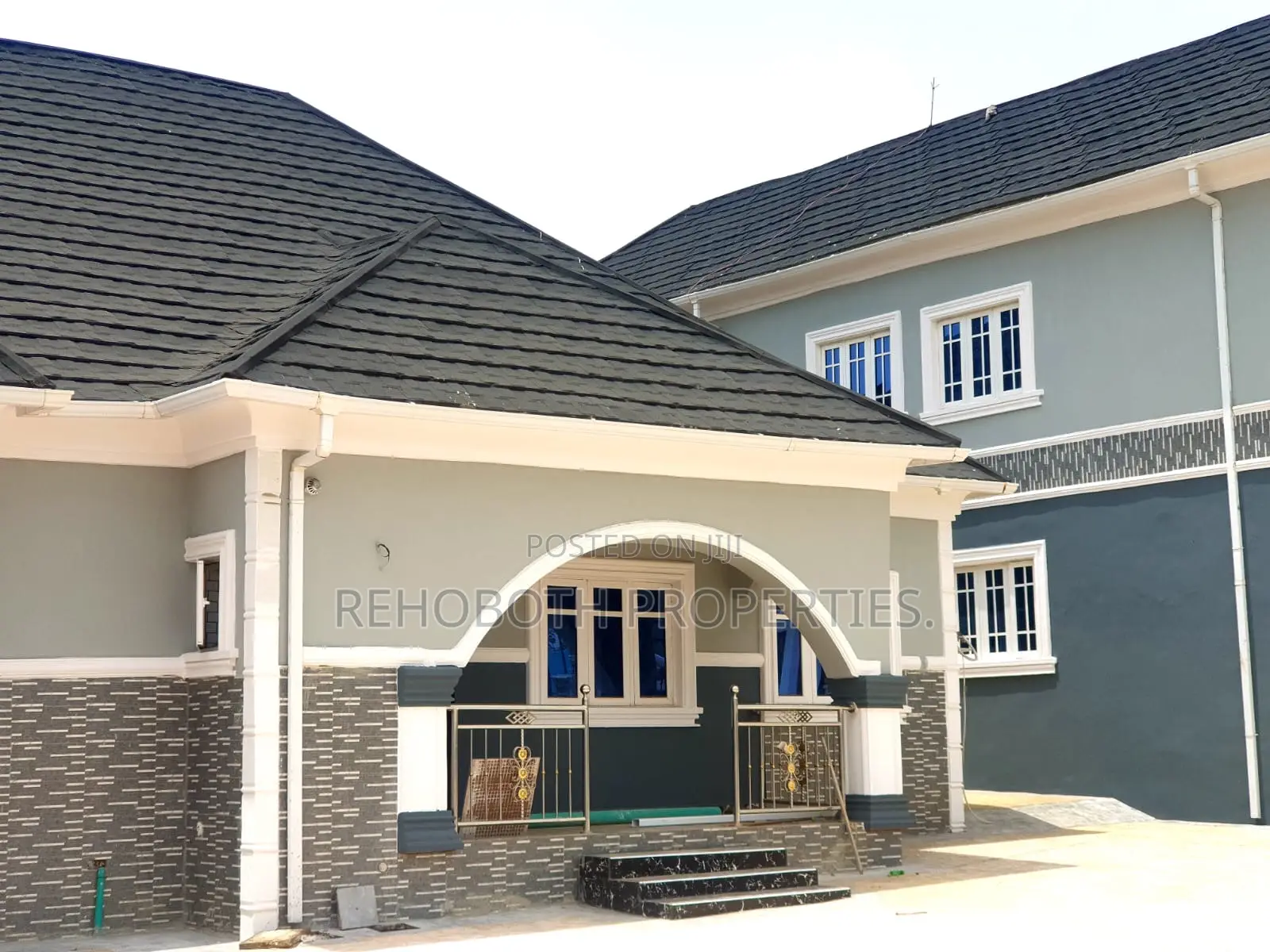 8bdrm Block of Flats in Abeese, Ibadan for sale