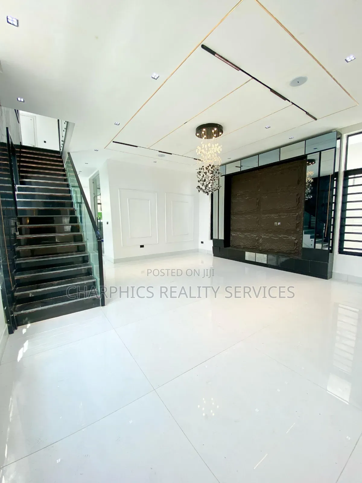 5bdrm Duplex in Chevron for sale