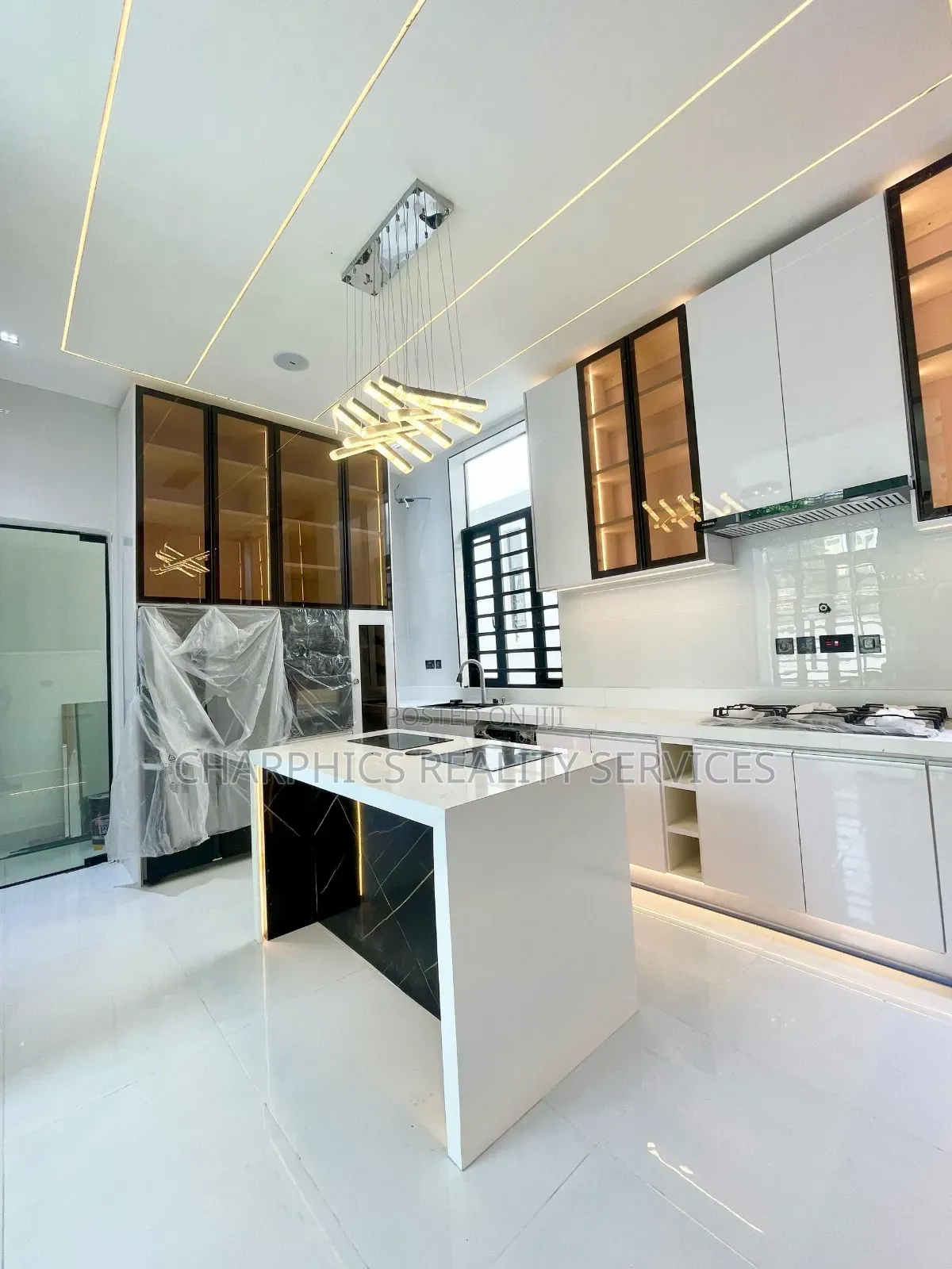 5bdrm Duplex in Chevron for sale