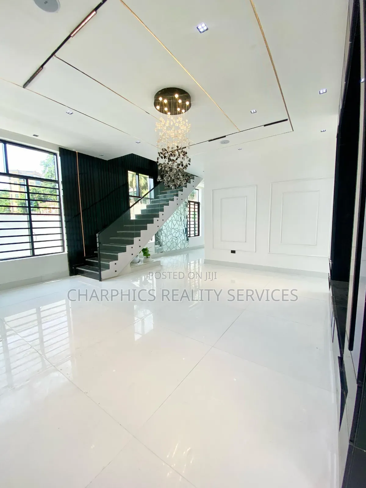 5bdrm Duplex in Chevron for sale