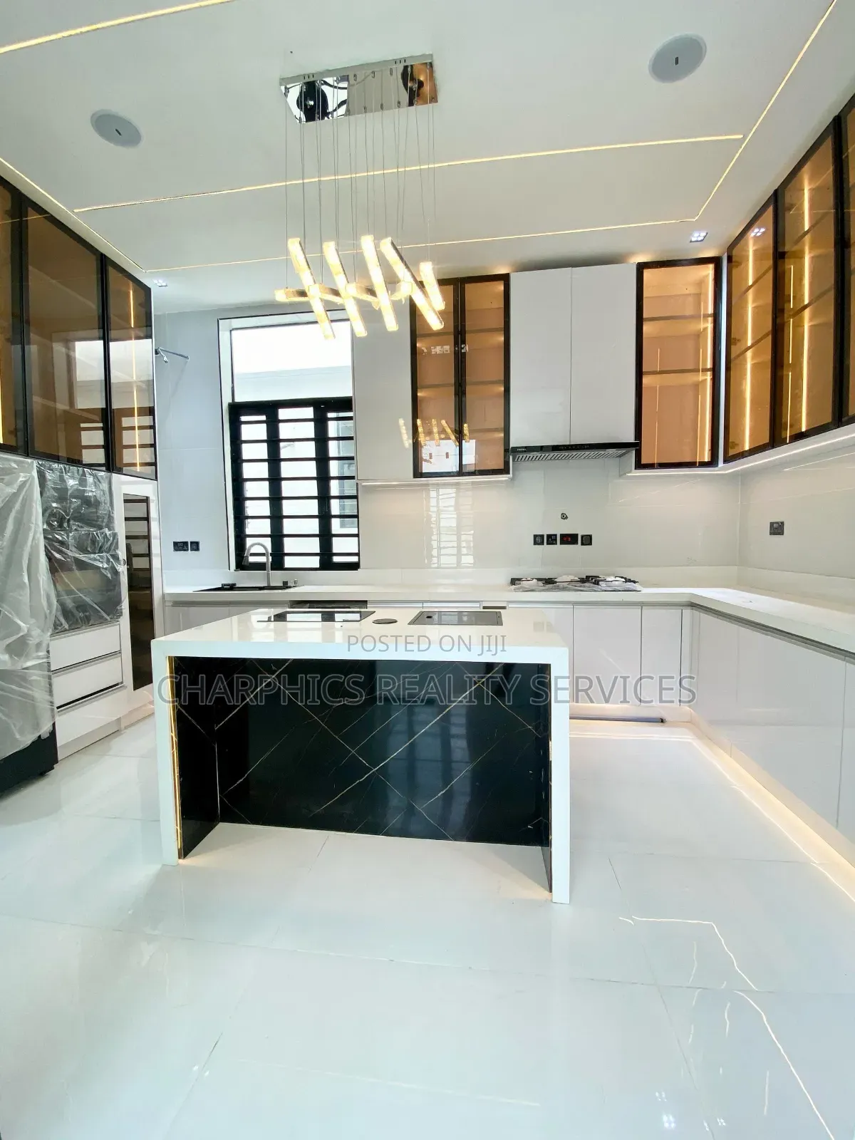 5bdrm Duplex in Chevron for sale