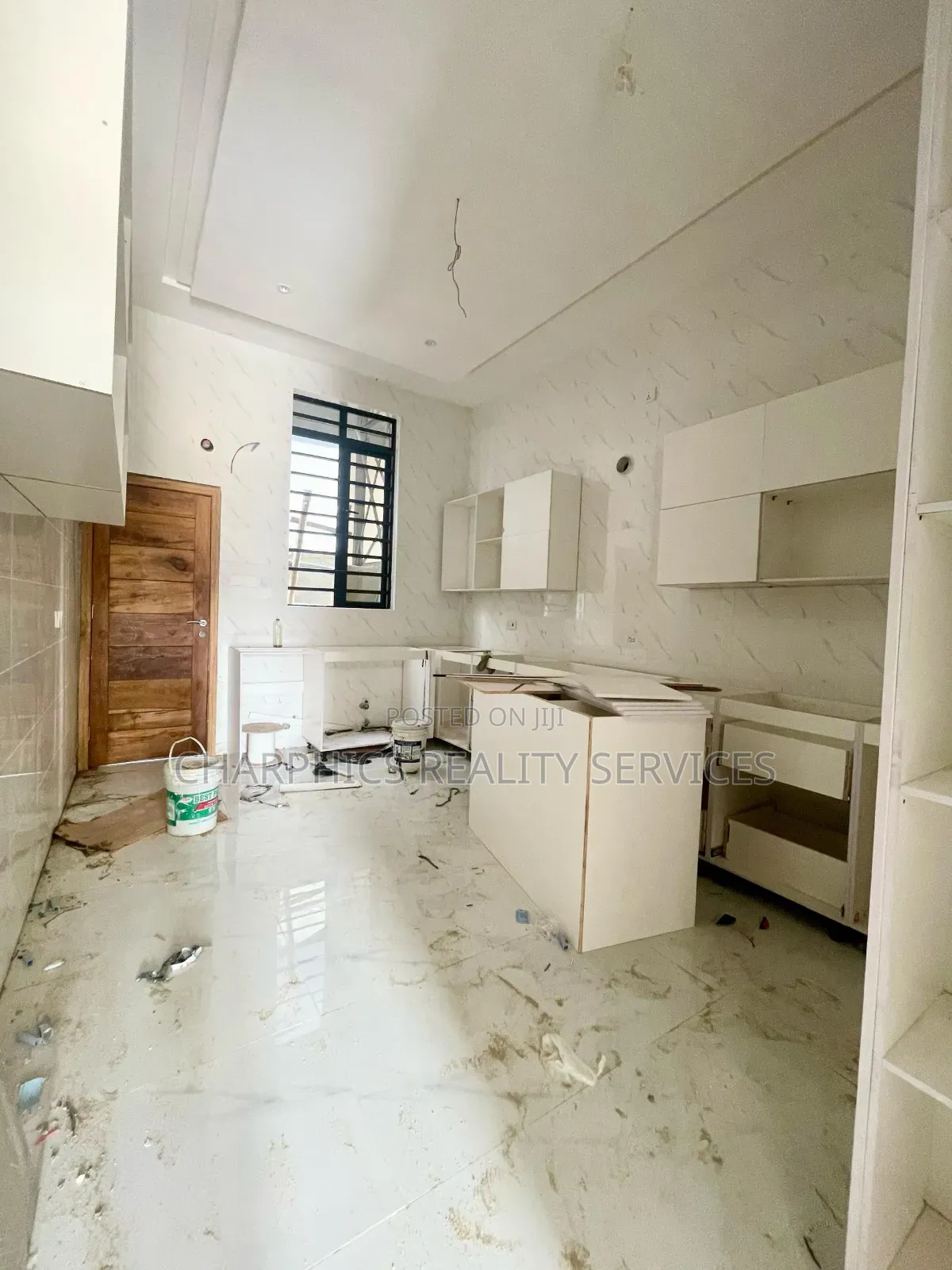 4bdrm Duplex in Chevron for sale