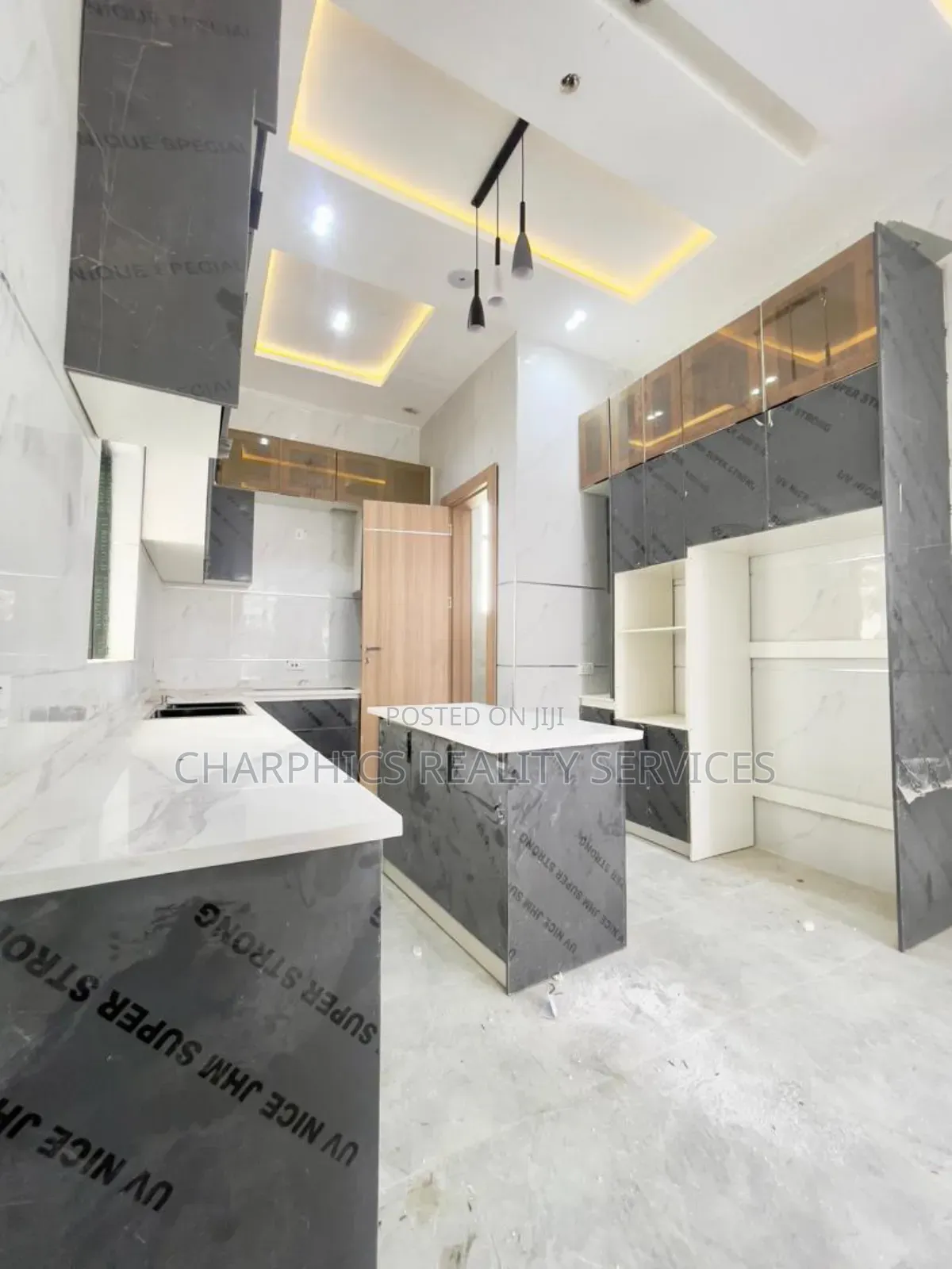 4bdrm Duplex in Chevron for sale