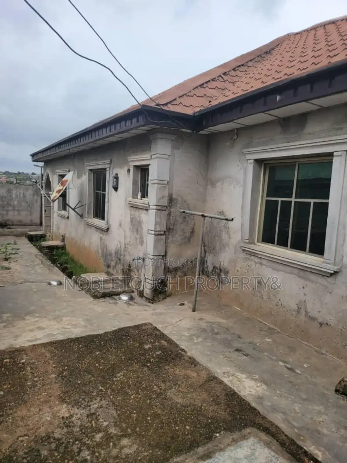 4bdrm Bungalow in Pakoto Bus Stop Ifo for sale