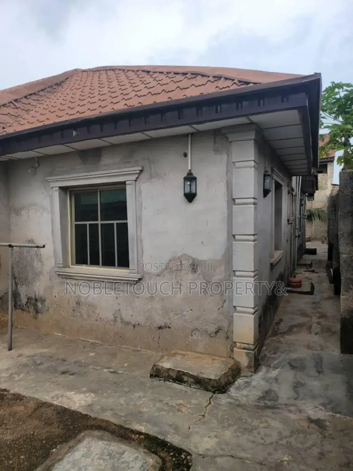 4bdrm Bungalow in Pakoto Bus Stop Ifo for sale