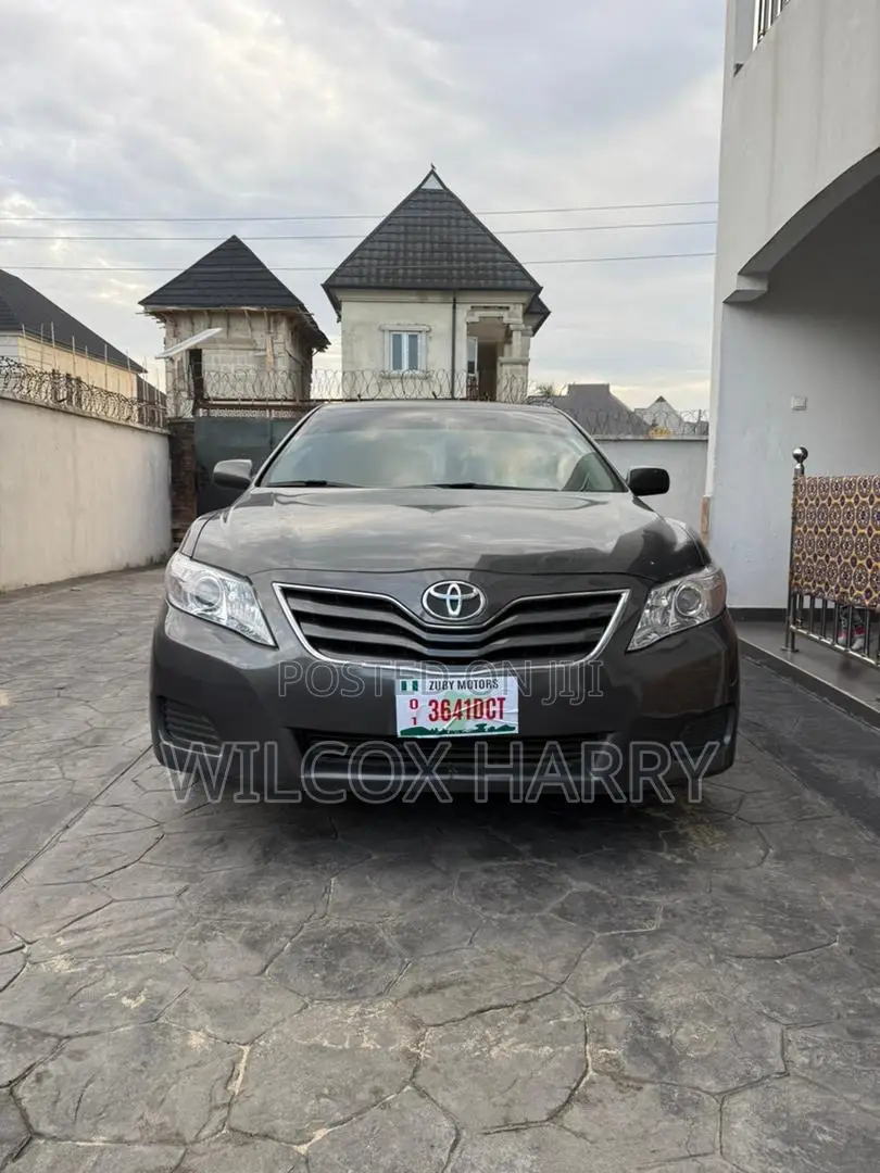 Toyota Camry LE 4dr Sedan (2.5L 4cyl 6AM) 2010 Gray