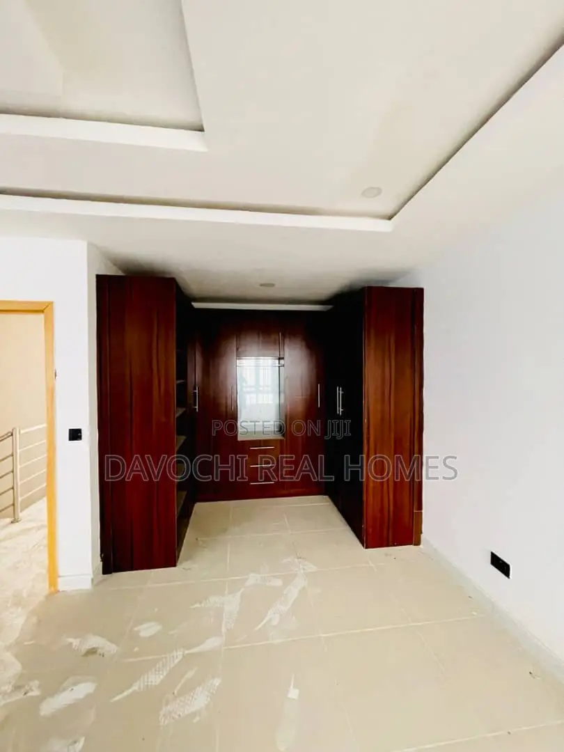 4bdrm Duplex in New Road, Chevron for rent