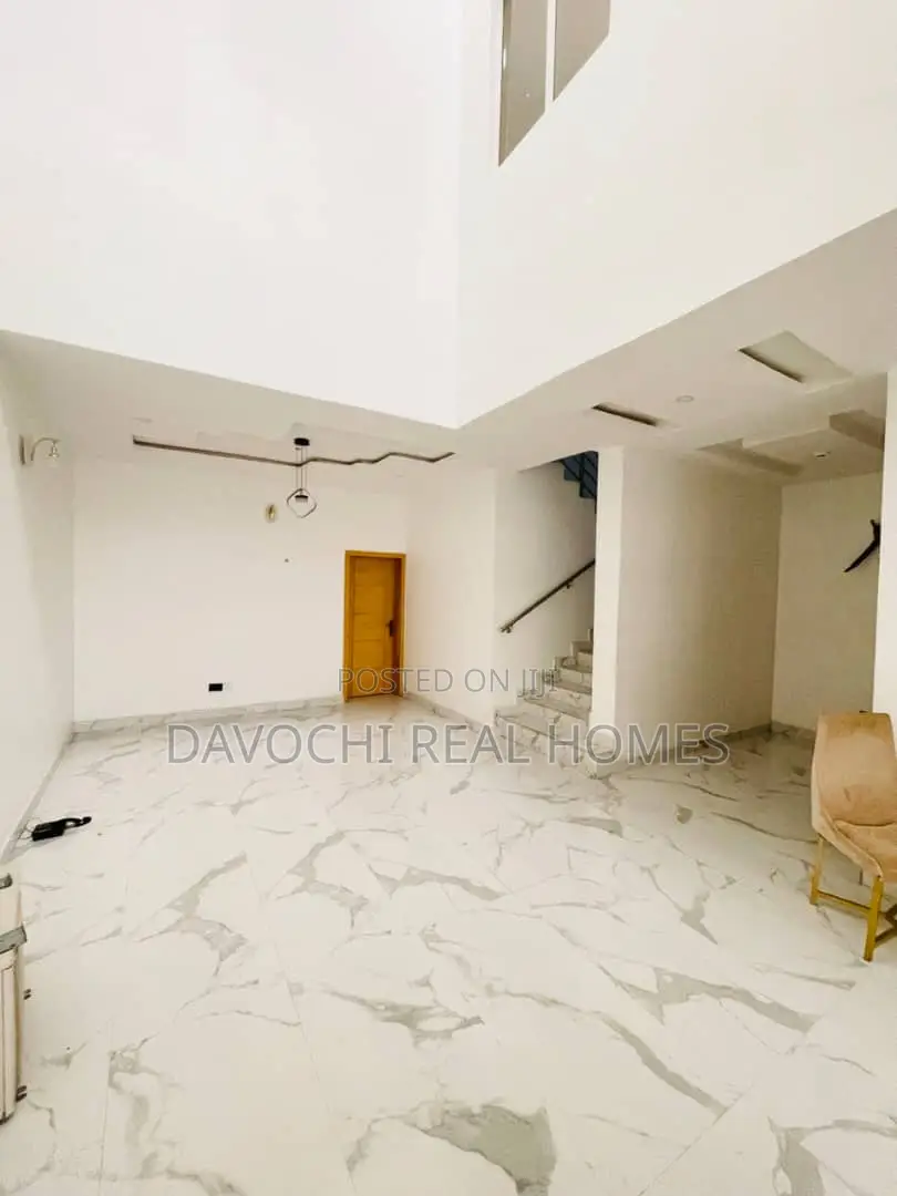 4bdrm Duplex in New Road, Chevron for rent