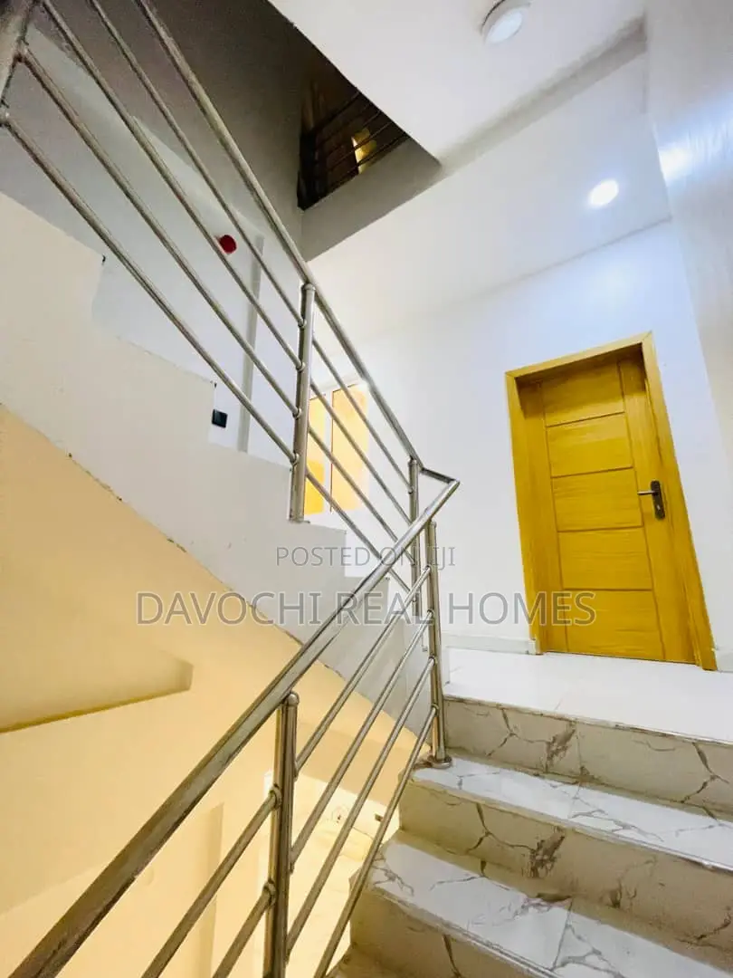 4bdrm Duplex in New Road, Chevron for rent
