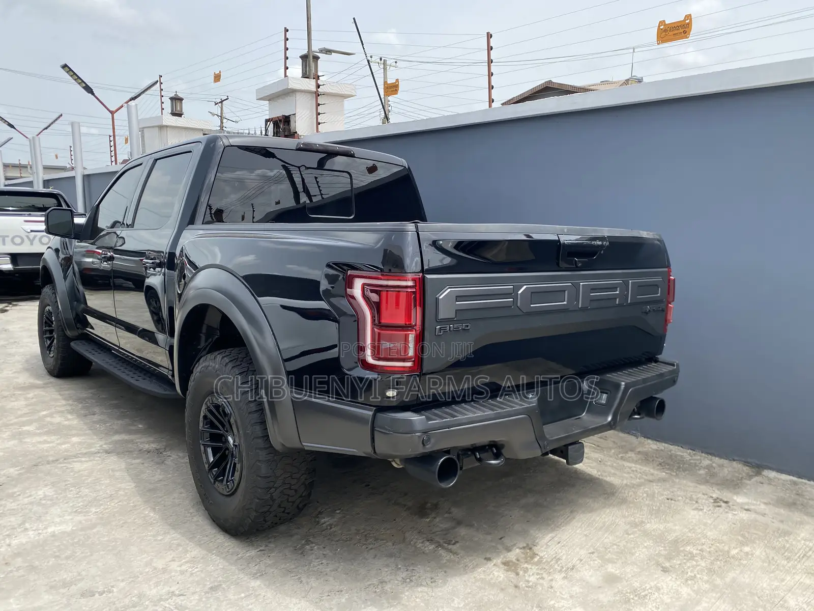 Ford F-150 Raptor 4x4 SuperCrew Cab Styleside 5.5 ft. box 145 in. WB