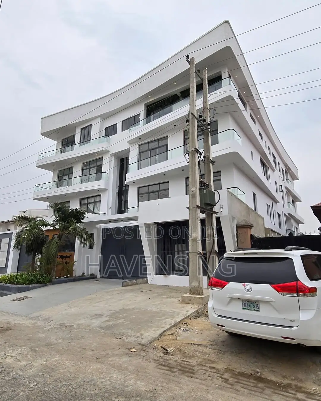 4bdrm Maisonette in Lekki Phase 1 for sale