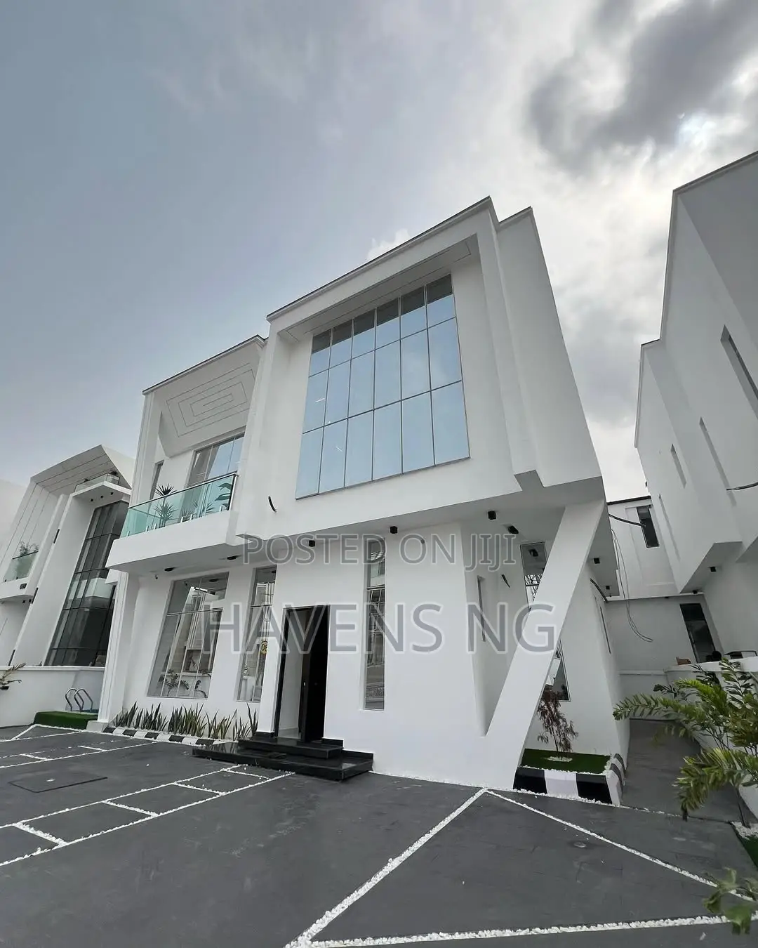 5bdrm Duplex in Chevron for sale