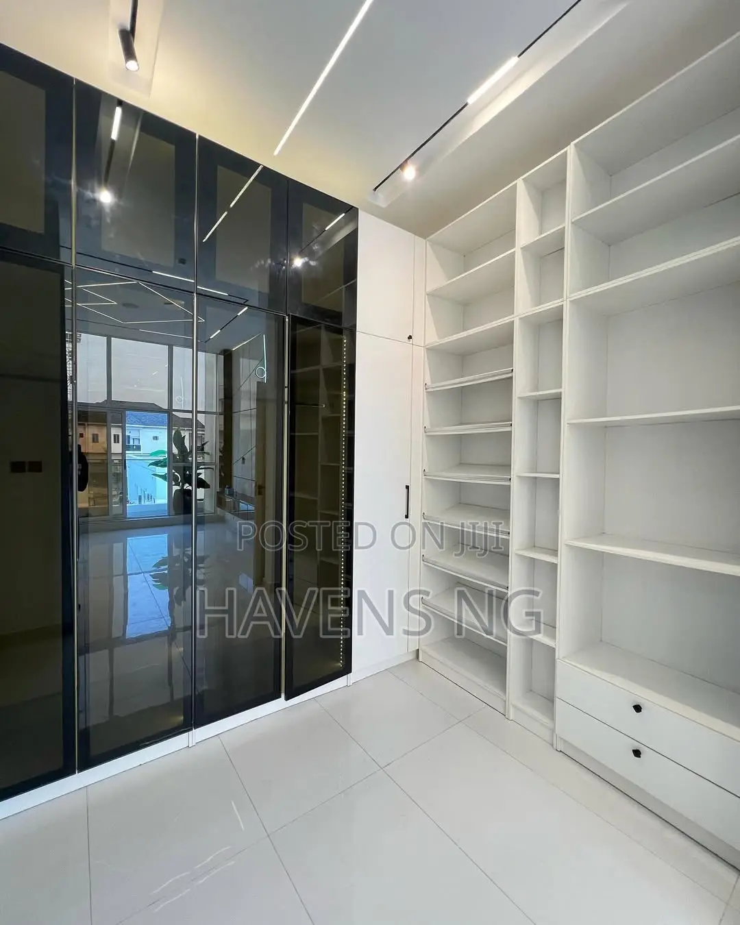 5bdrm Duplex in Chevron for sale