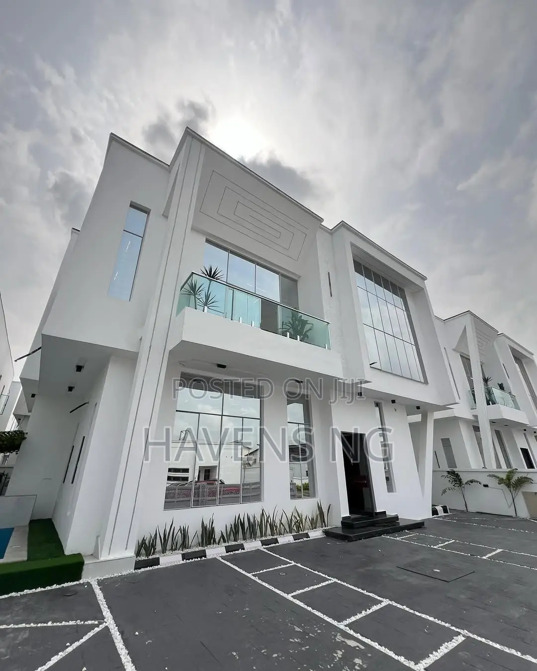 5bdrm Duplex in Chevron for sale