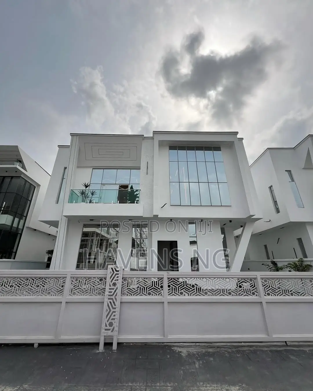 5bdrm Duplex in Chevron for sale
