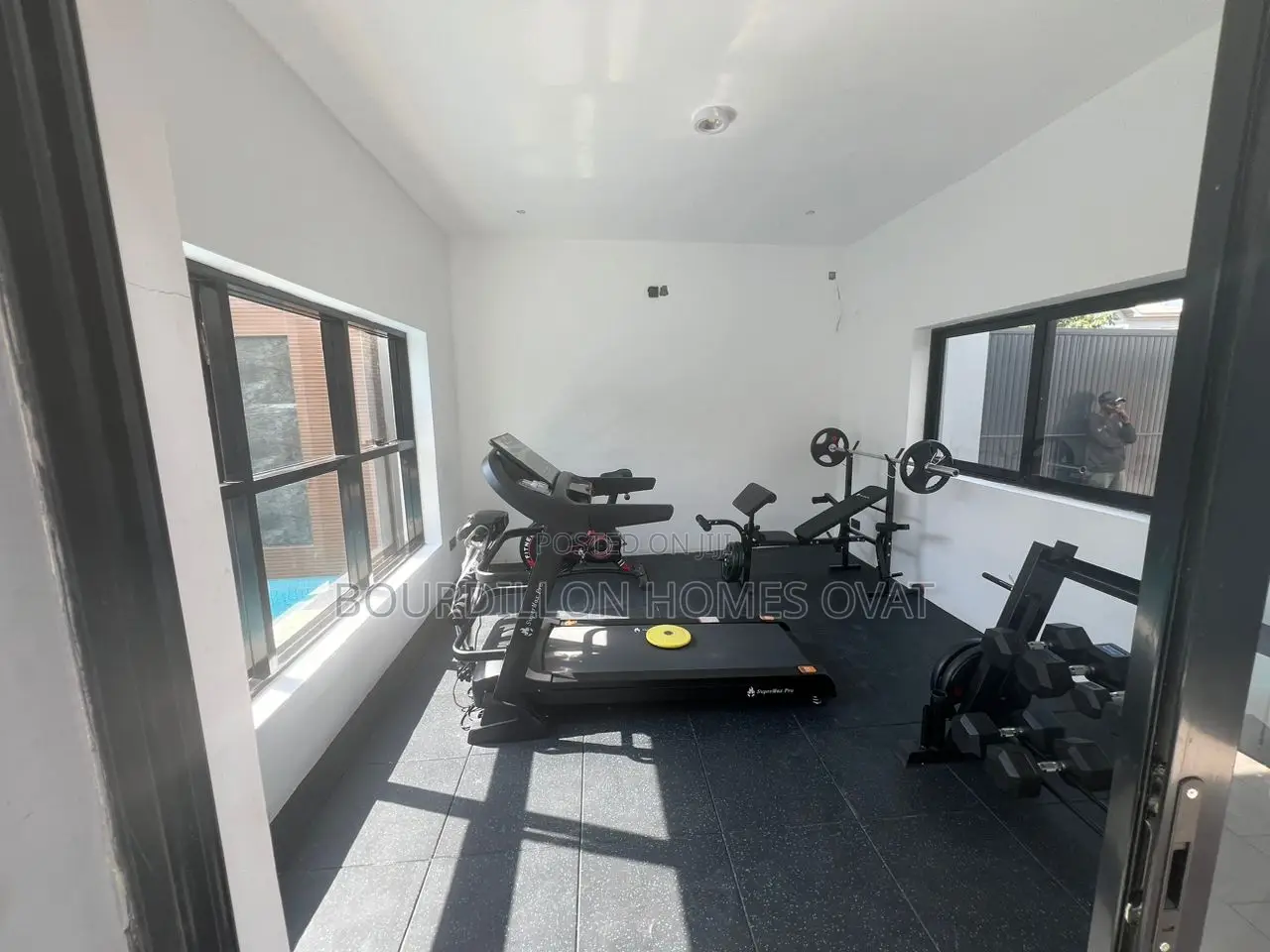 3bdrm Apartment in Lekki Phase 1 for sale