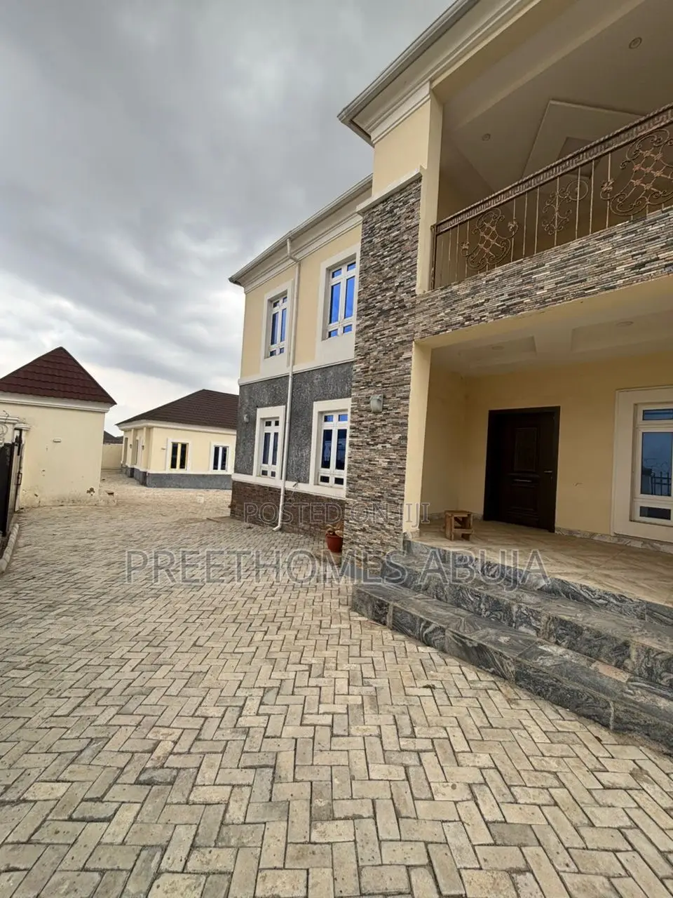 6bdrm Duplex in Naf Valley Estate, for rent