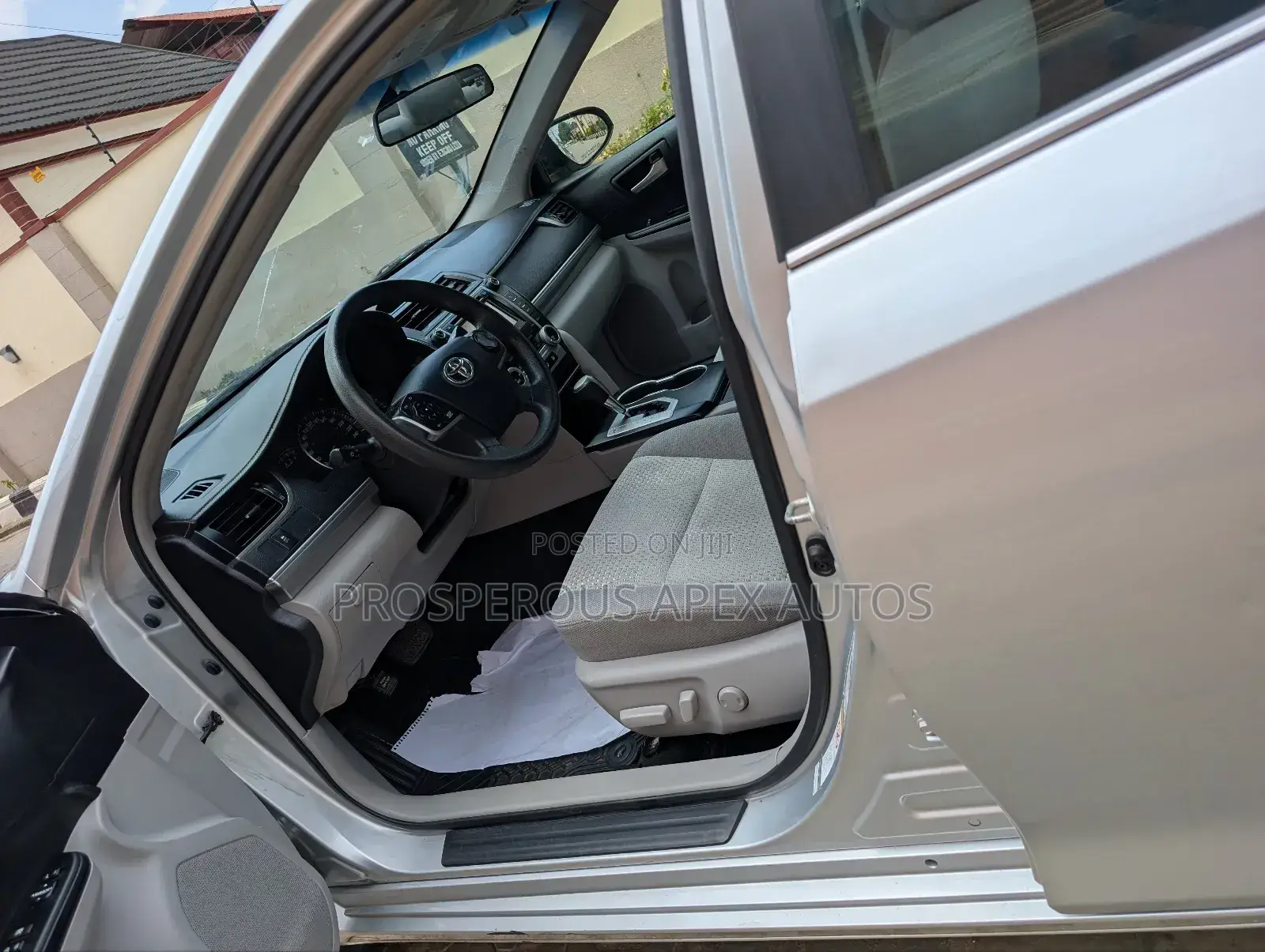 Toyota Camry LE 4dr Sedan (2.5L 4cyl 6A) 2012 Silver