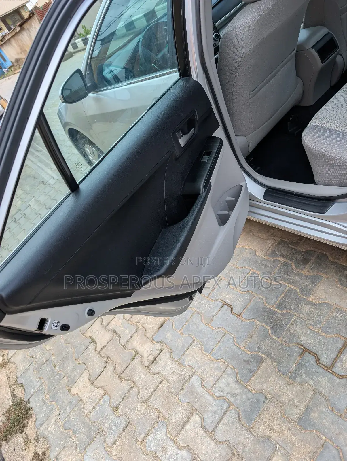 Toyota Camry LE 4dr Sedan (2.5L 4cyl 6A) 2012 Silver