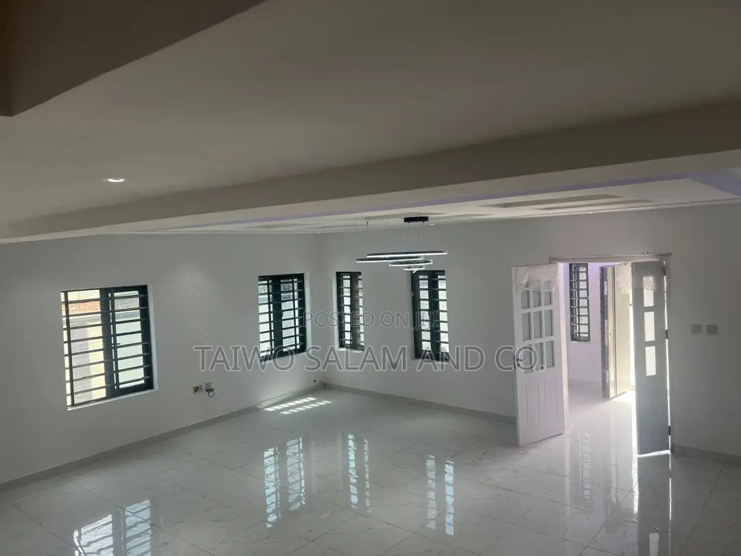 4bdrm Duplex in Oluyole Estate for sale