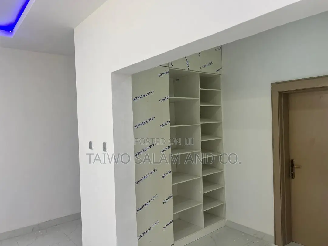 4bdrm Duplex in Oluyole Estate for sale