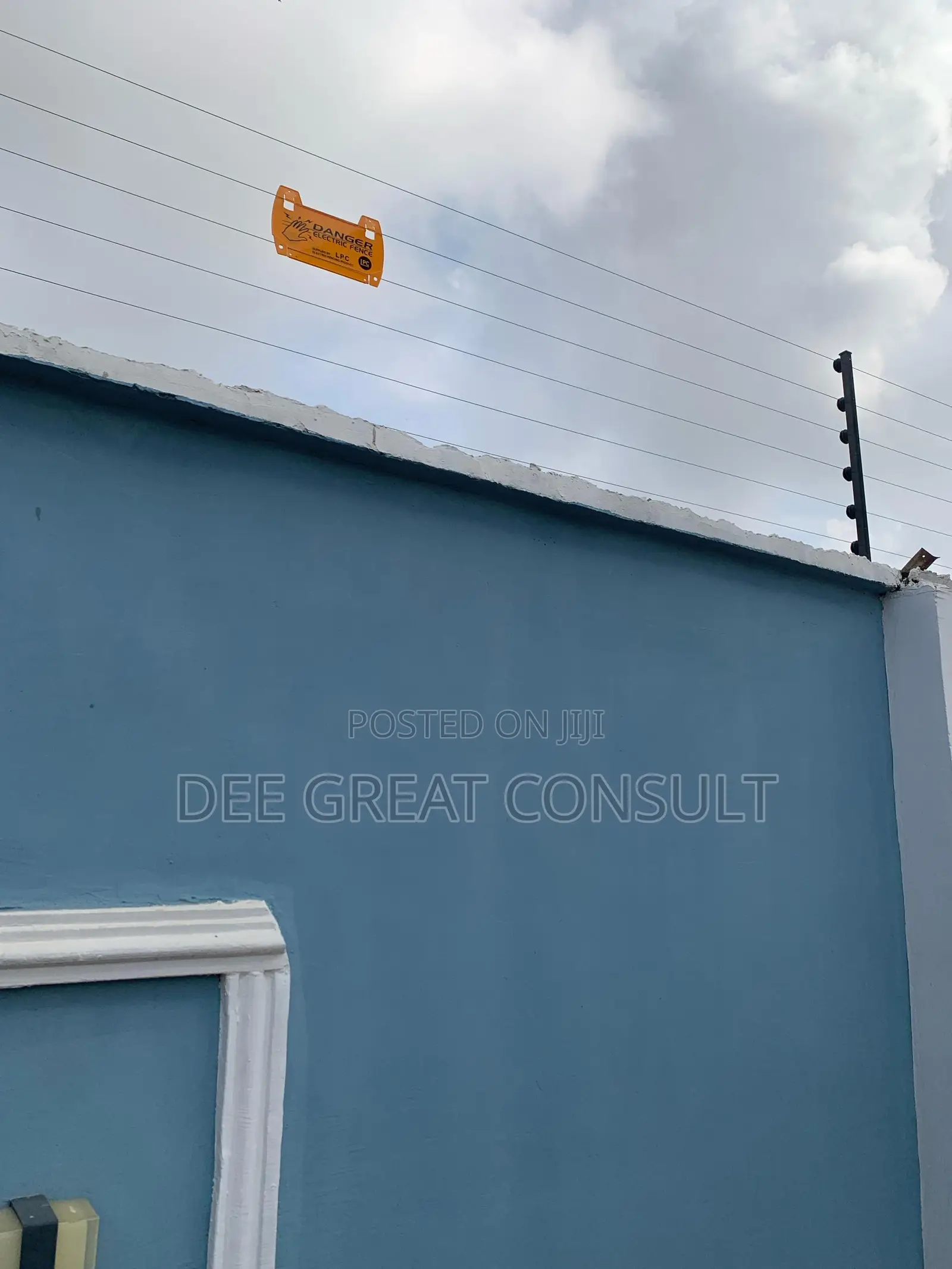 Electric Fence With Alarm Powered With Solar