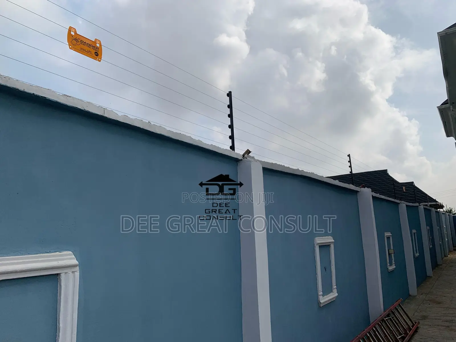 Electric Fence With Alarm Powered With Solar