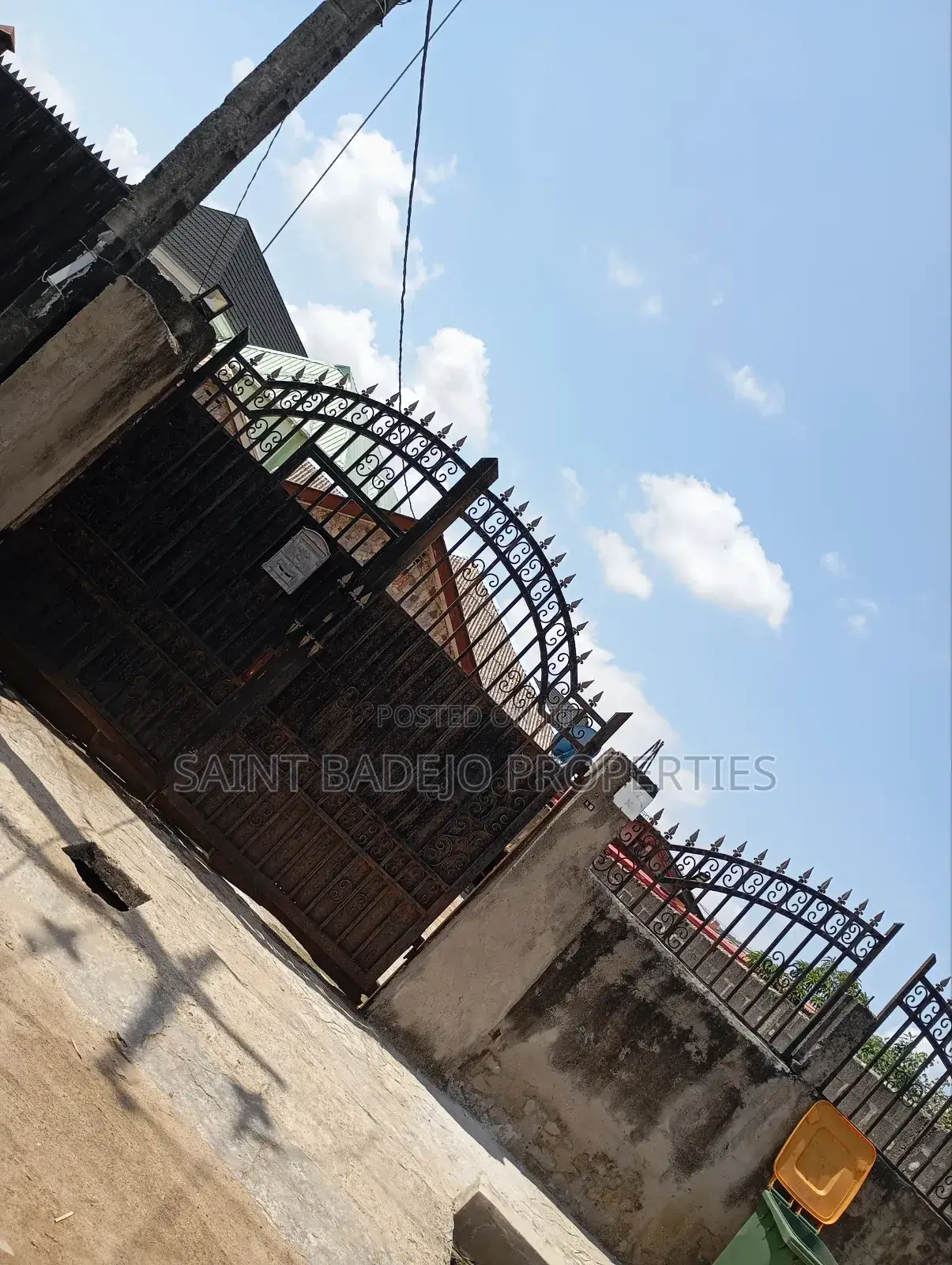 5bdrm Bungalow in Dedogbe Cresent, Ipakodo for sale