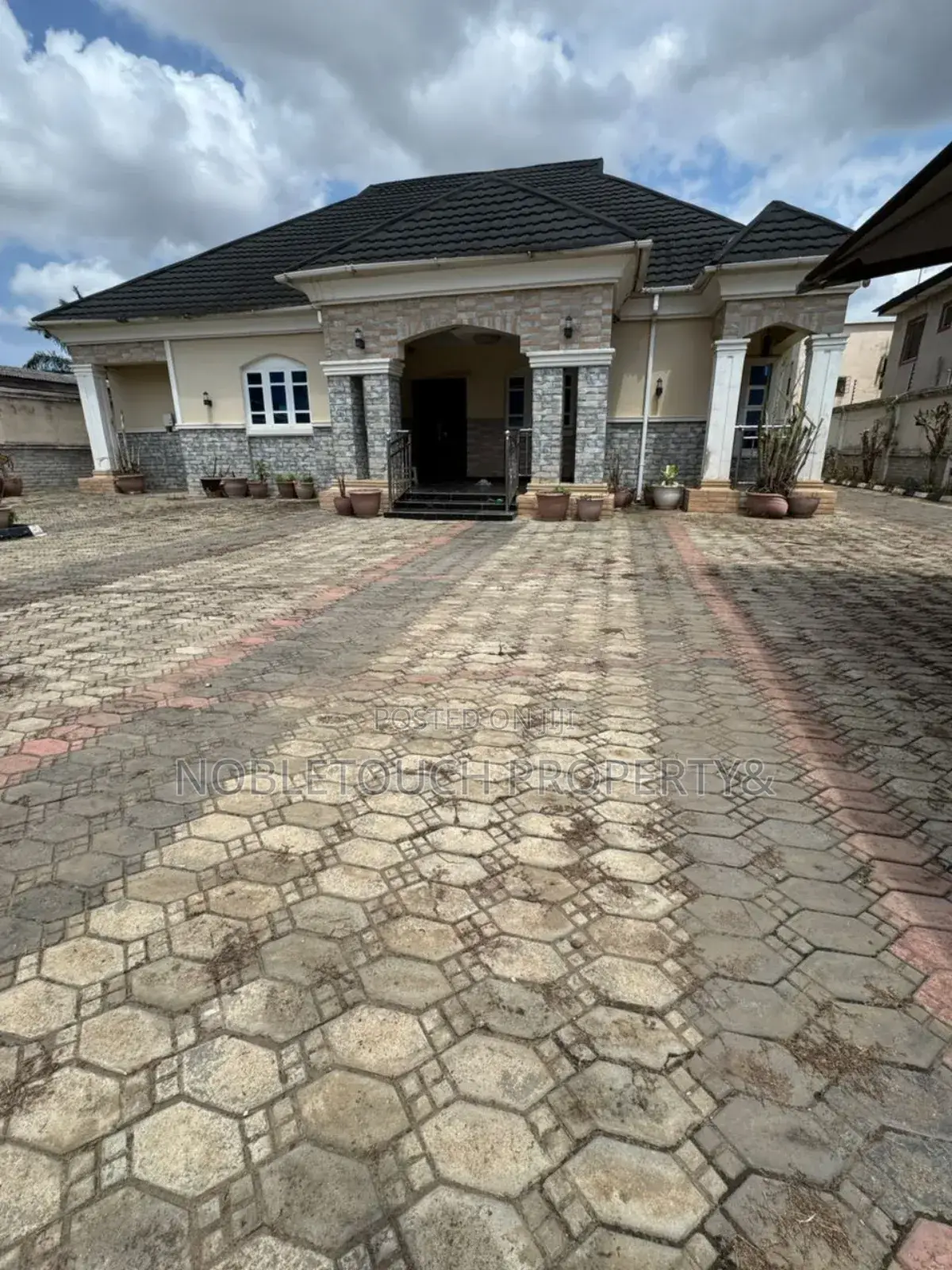 4bdrm Bungalow in Off Ikotun Idimu, Iseri Olofin for sale