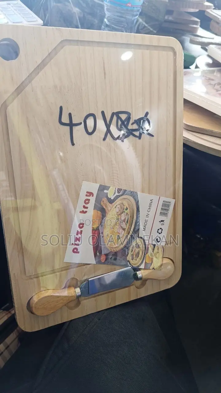 Wooden Pizza Tray With Two Cutter