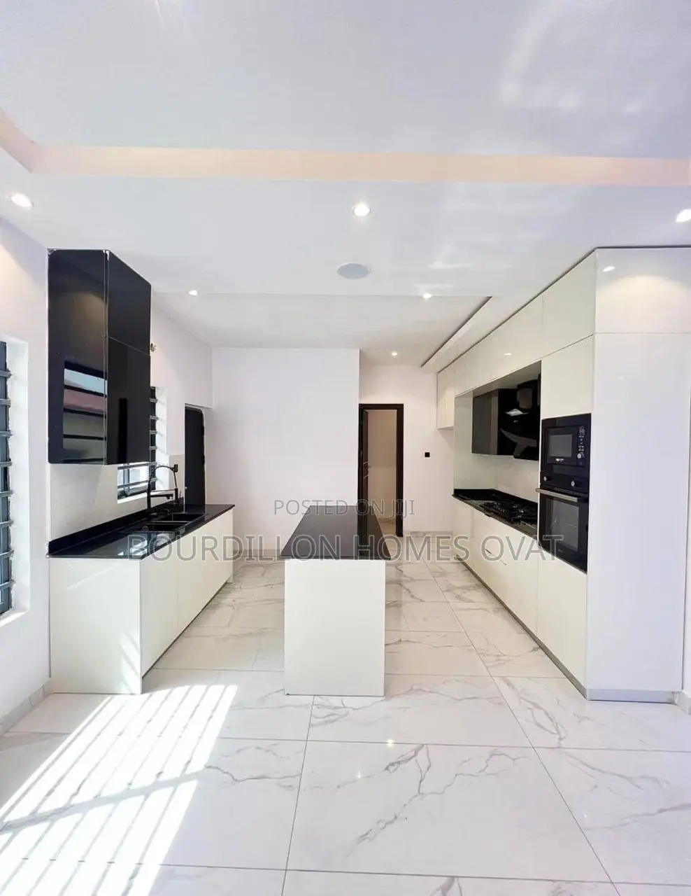3bdrm Apartment in Lekki Phase 1 for sale