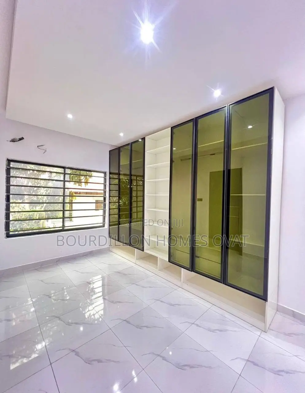 3bdrm Apartment in Lekki Phase 1 for sale