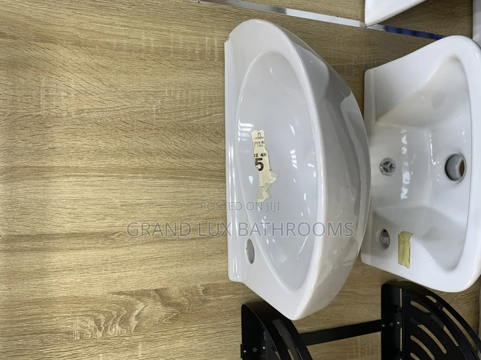 Compact Wall-Mounted Ceramic Wash Basin With Pedestal